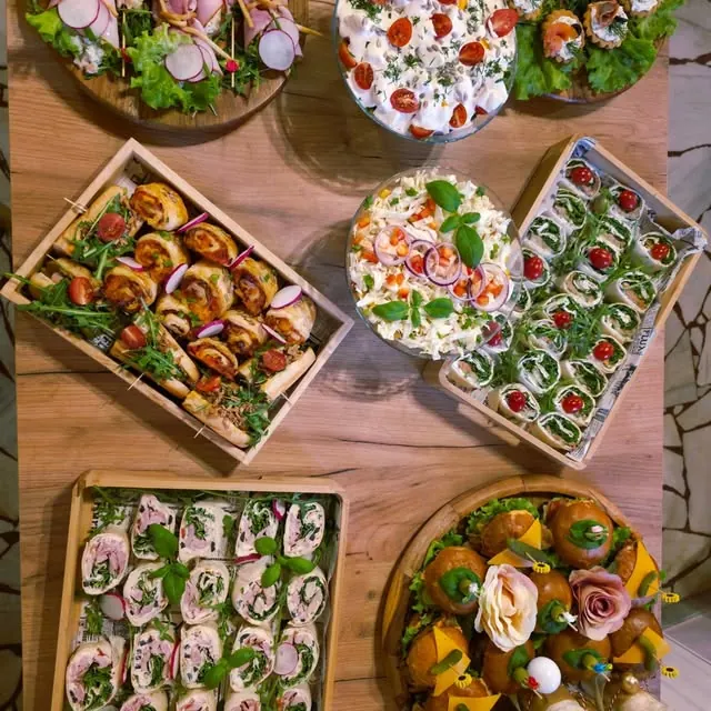 Zestawy przekąsek i mini burgerów na wspólne spotkanie