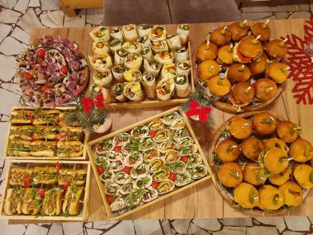 Zestawy kanapek, tortilli i mini burgerów